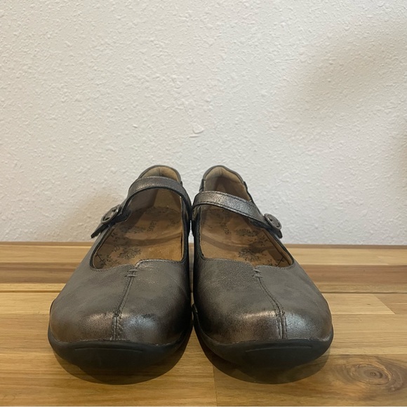 TAOS Women Class Metallic Pewter Silver Leather Mary Jane Comfort Shoes Size 7.5 - Picture 2 of 11
